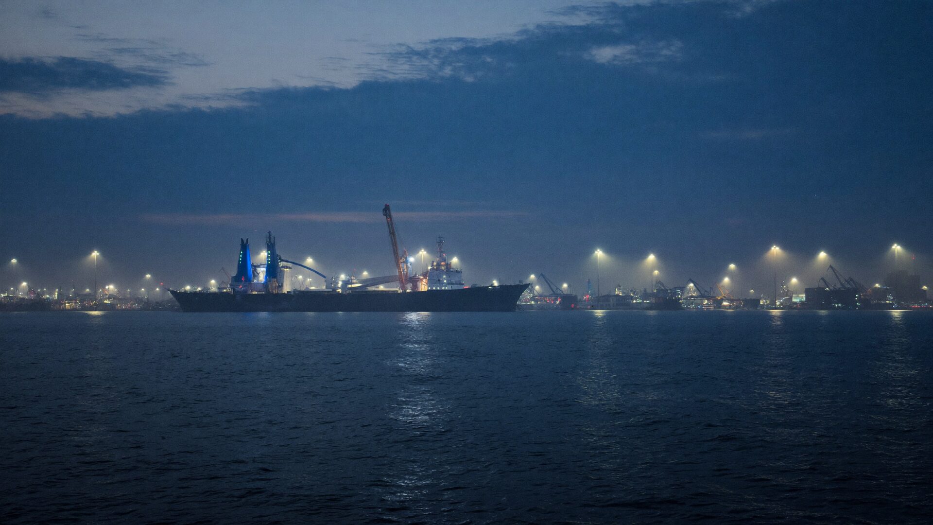 Terminal maritime au crépuscule